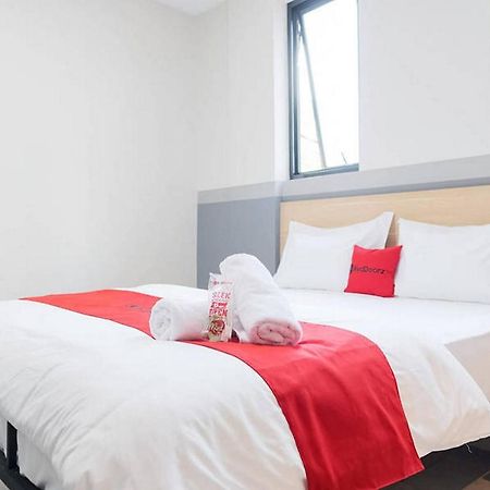 Reddoorz Plus Near Taman Anggrek Mall 자카르타 외부 사진